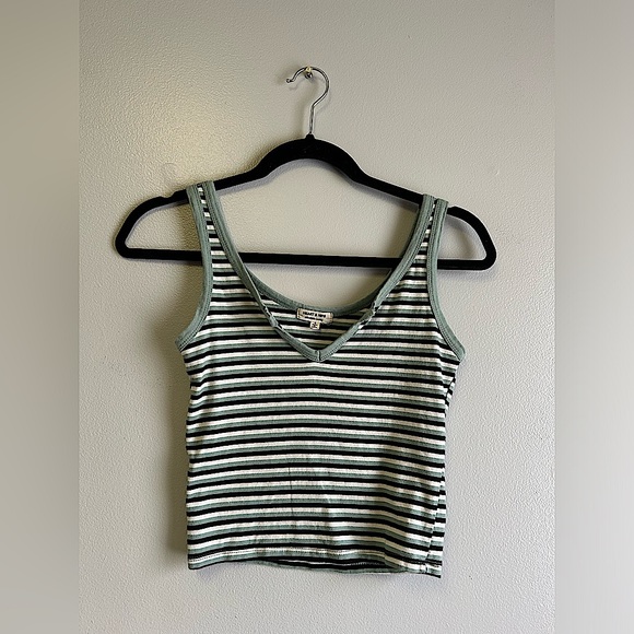 Junior’s Heart & Hips Sleeveless V-Neck Crop Top Size Small - Picture 1 of 3